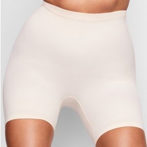SKIMS SCULPTING MID THIGH SHORTS